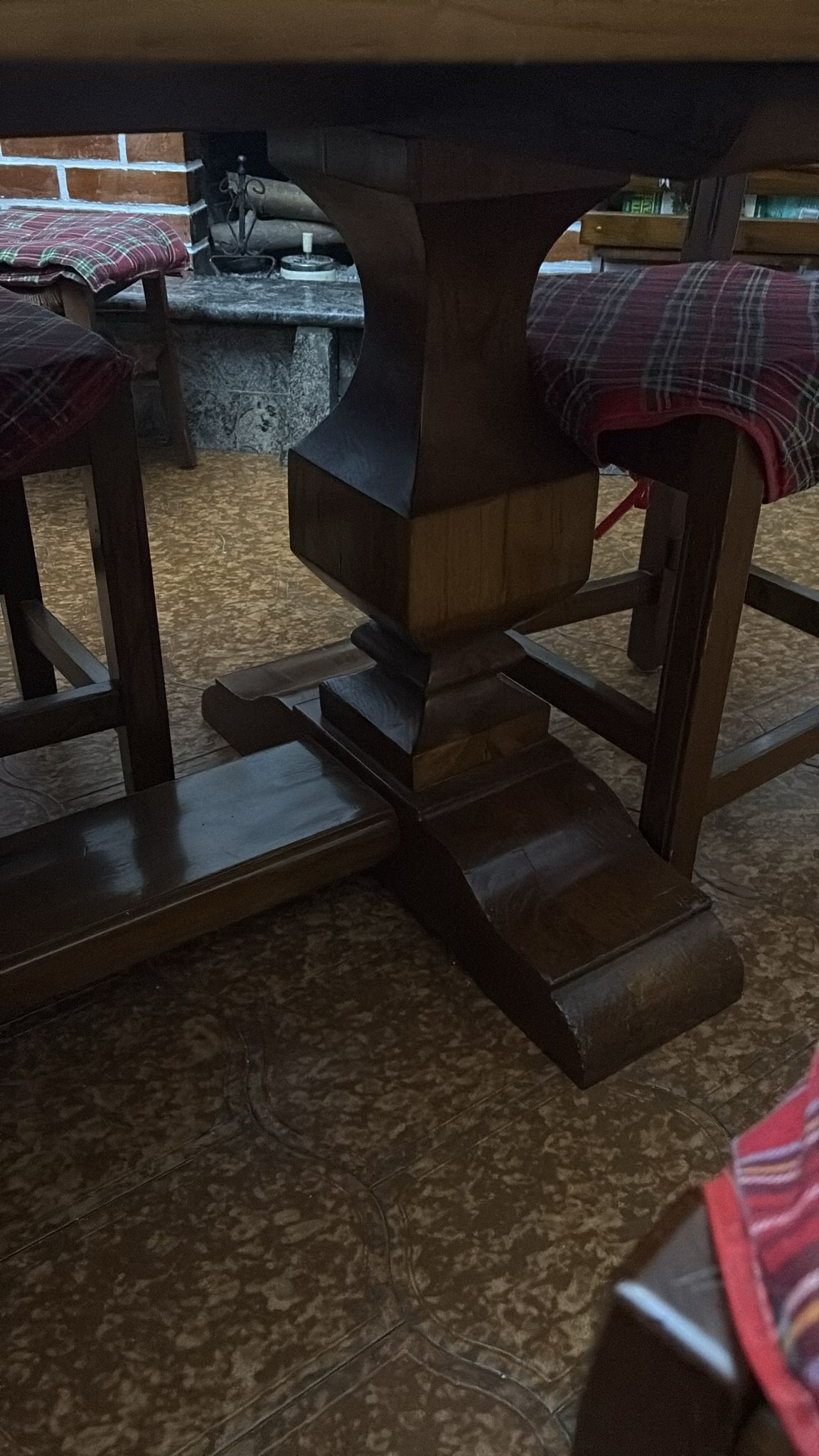 Tavolo con sei sedie in Castagno fatti a mano da Artigiano della Garfagnana usati
