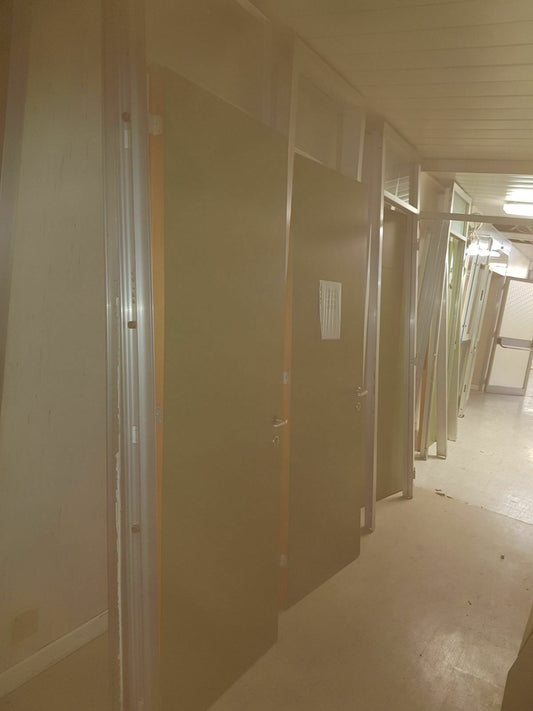 Stock Lotto Di 18 Porte In Alluminio Rinforzato Usate