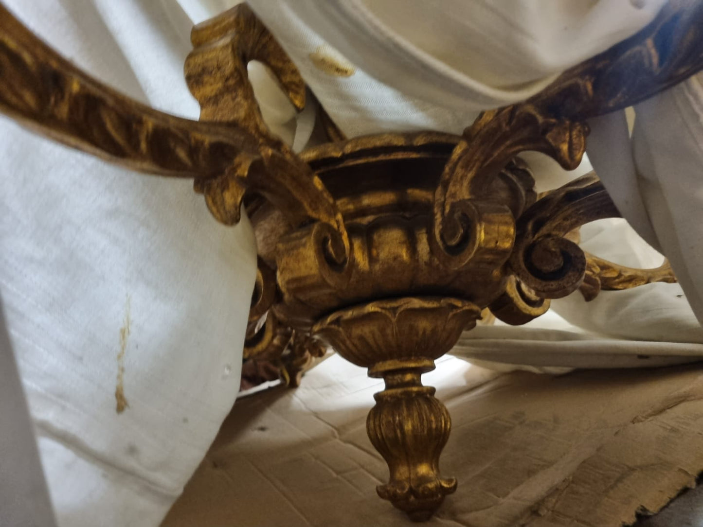 Grande Lampadario in Foglia Oro Intagliato Meta' 900