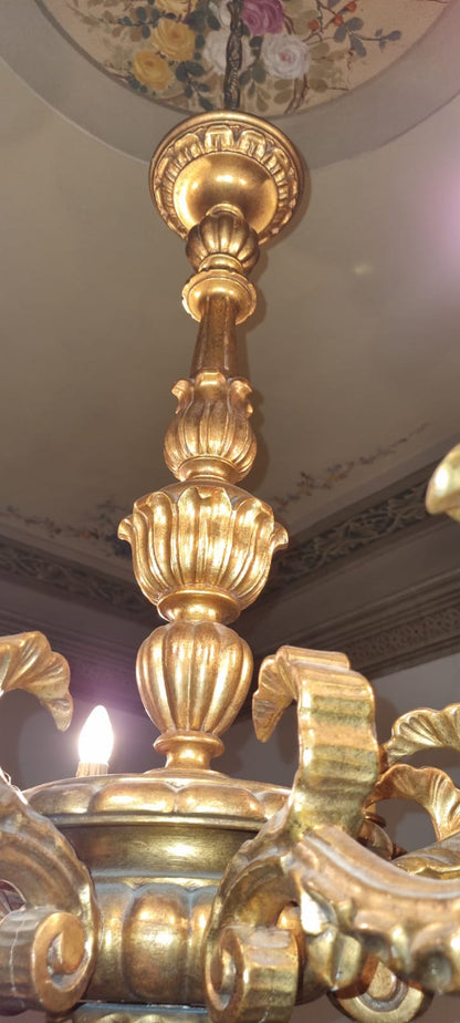 Grande Lampadario in Foglia Oro Intagliato Meta' 900