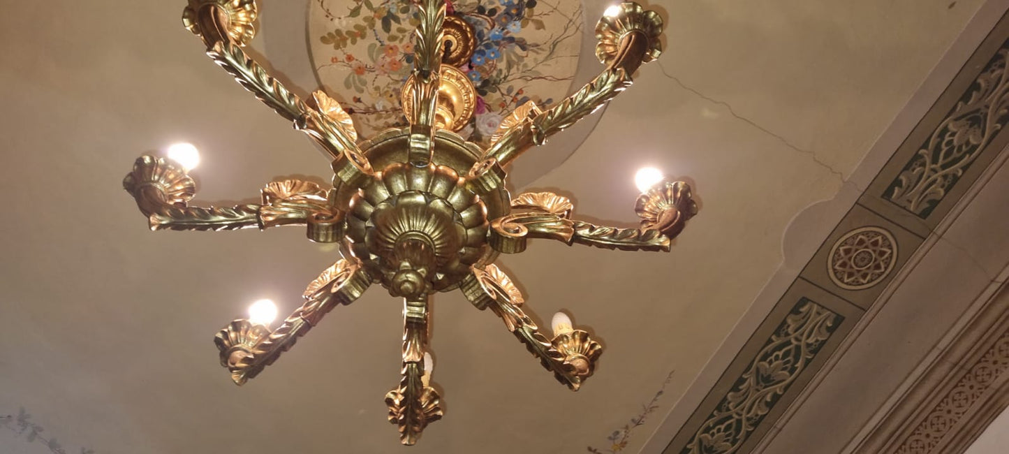 Grande Lampadario in Foglia Oro Intagliato Meta' 900