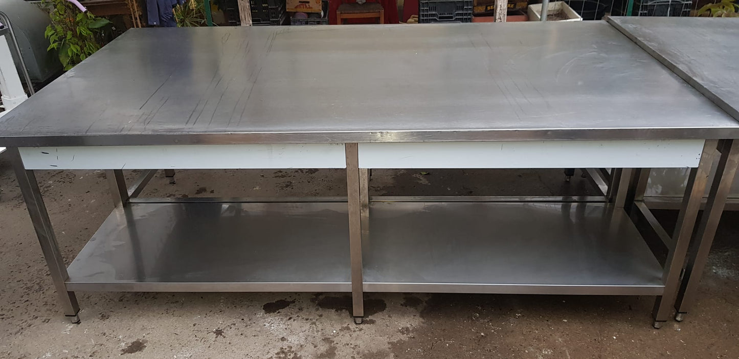 Grande Bancone Tavolo in Acciaio. Piano pezzo unico 240*130 . Usato