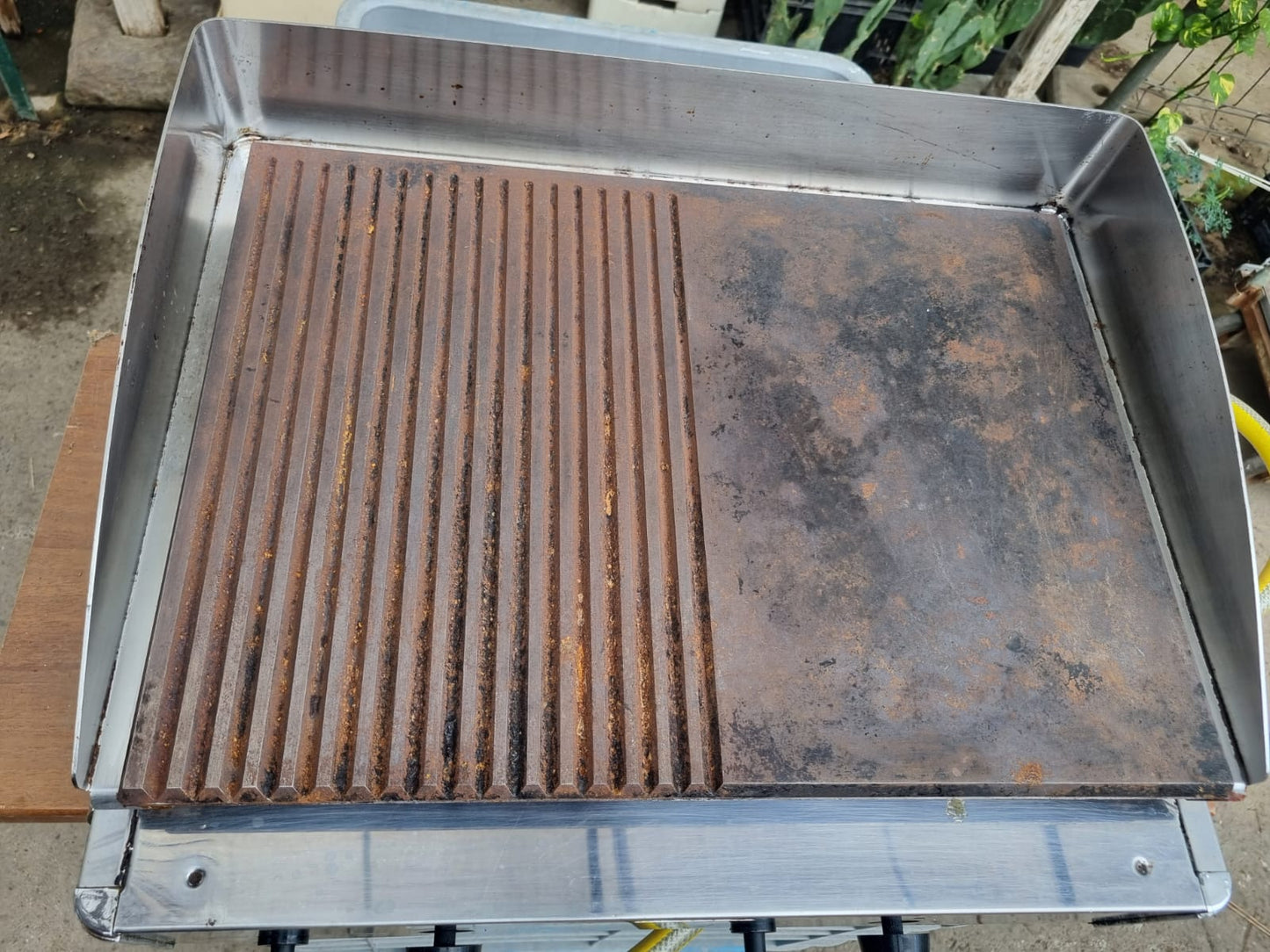 Fry Top Griglia Professionale a gas usata. Misure: L.64*P.48*H.30.