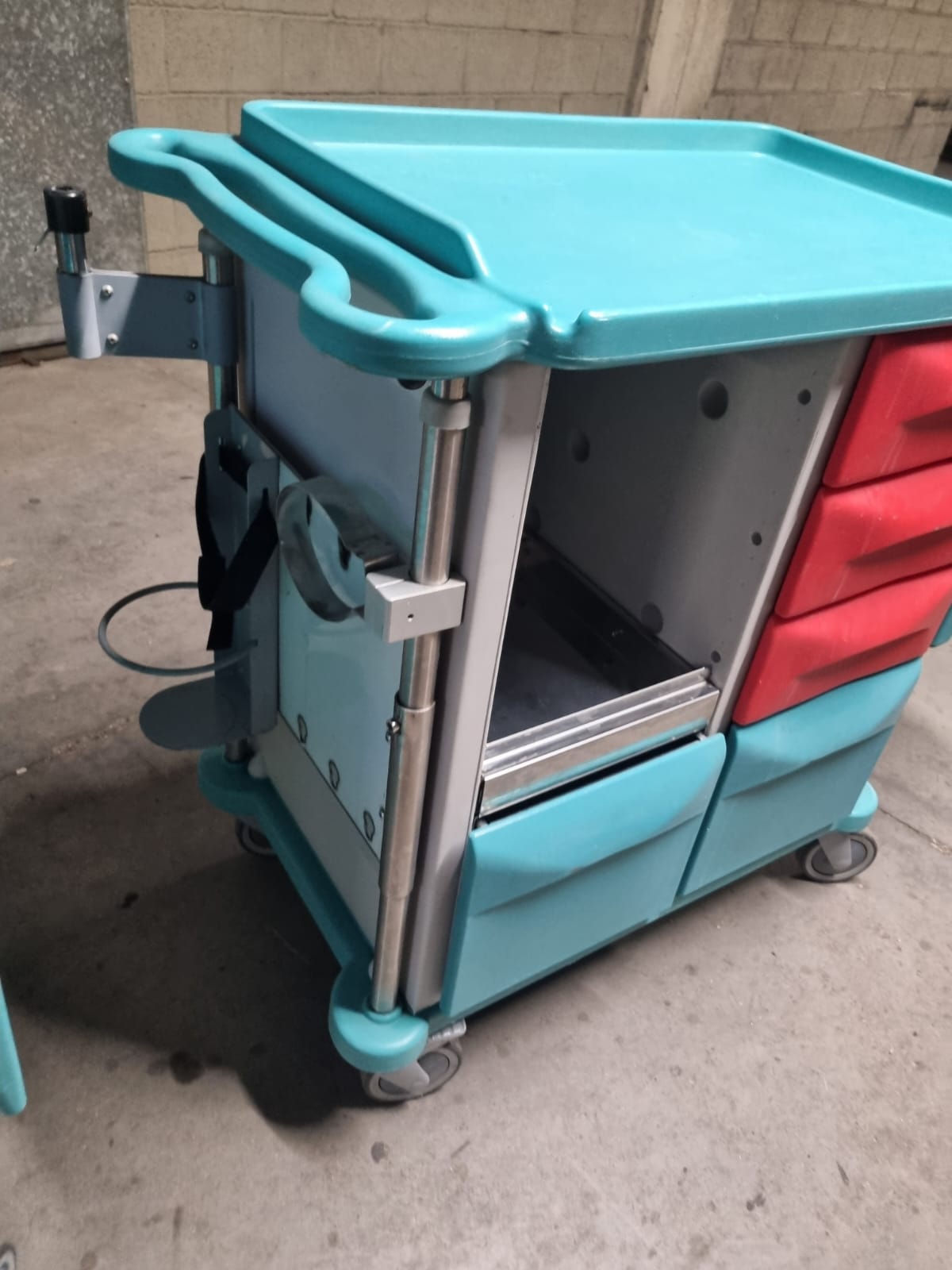 Due Carrelli Porta Farmaci Usati ma in Ottime condizioni