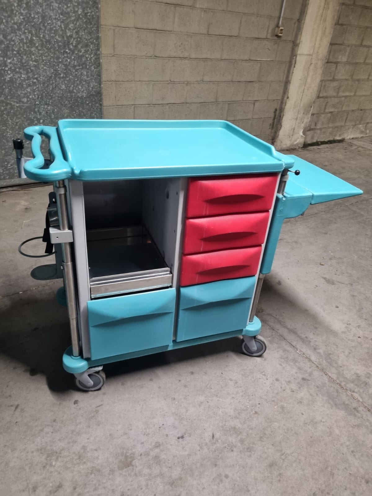 Due Carrelli Porta Farmaci Usati ma in Ottime condizioni