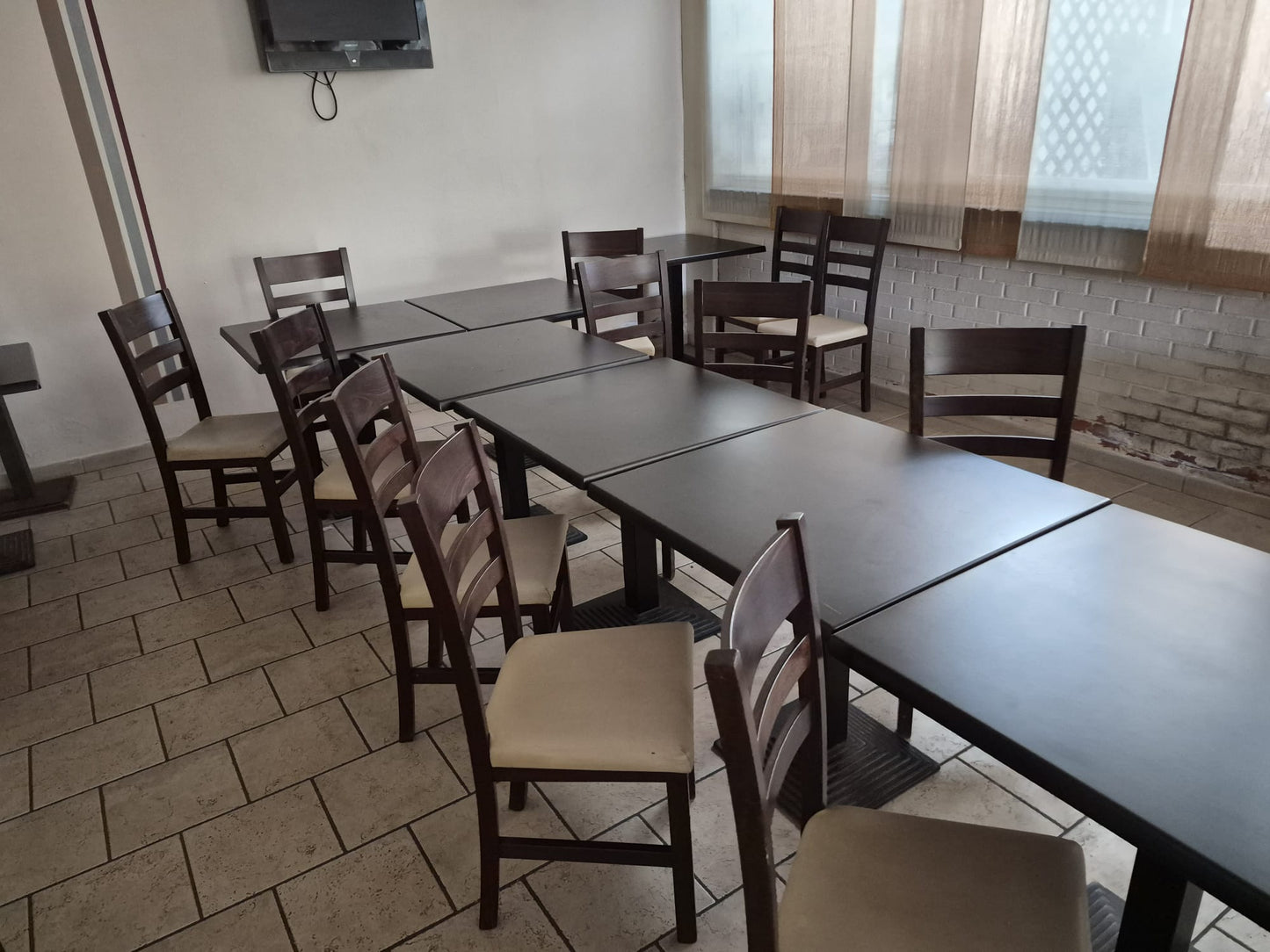 Stock 75 sedie e 33 tavoli usati