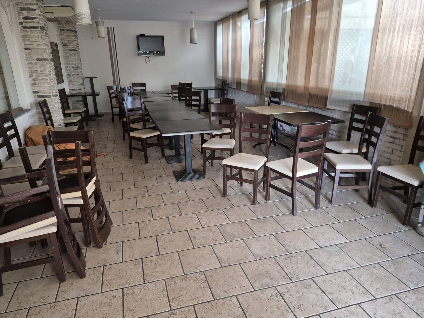 Stock 75 sedie e 33 tavoli usati