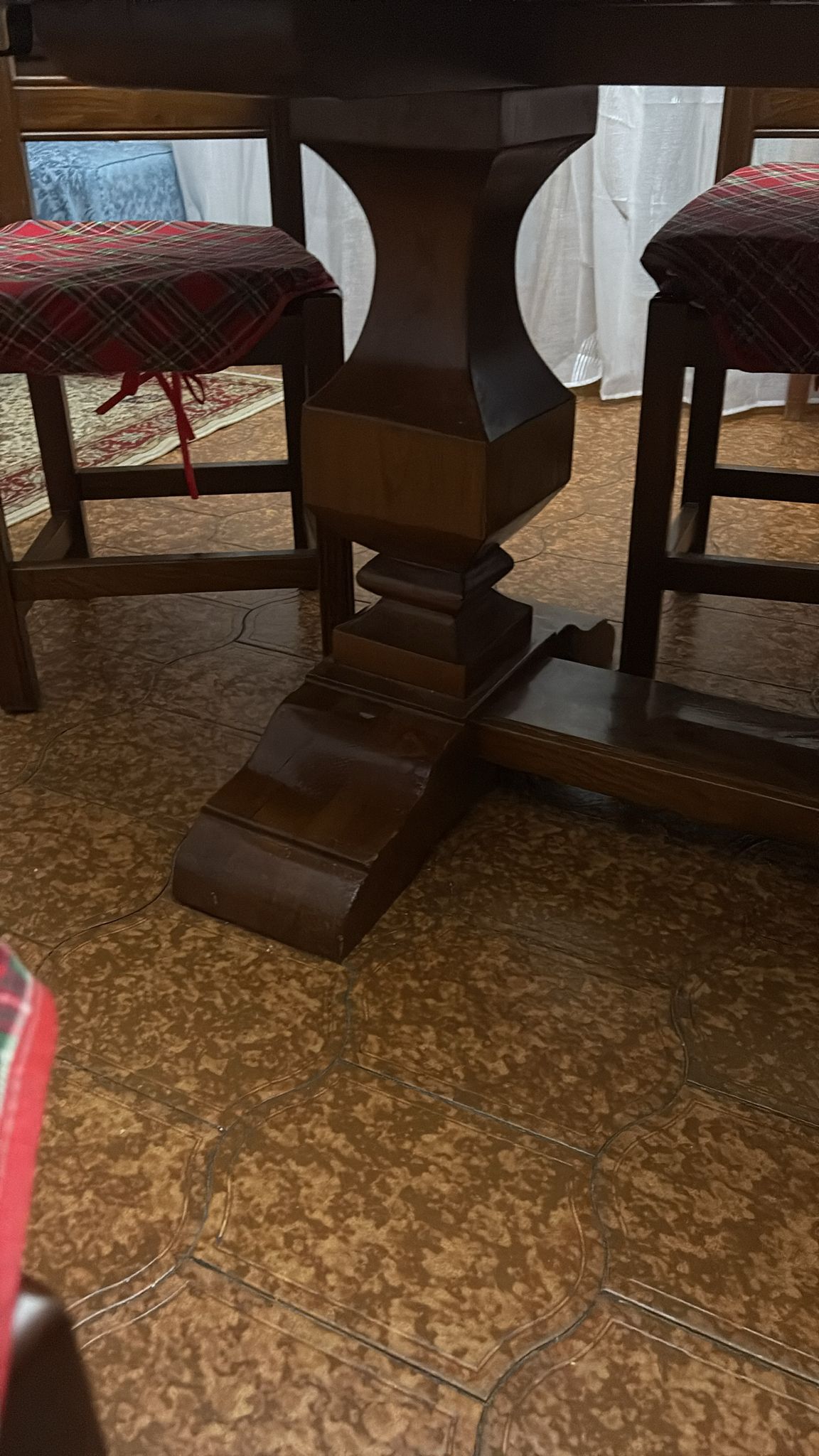 Tavolo con sei sedie in Castagno fatti a mano da Artigiano della Garfagnana usati