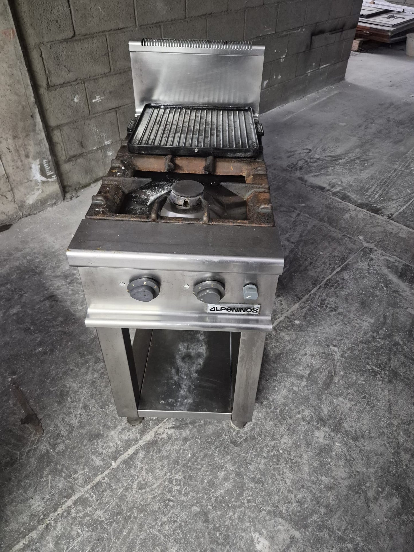 Cucina a Gas a Due Fuochi con Griglia Professionale Usata