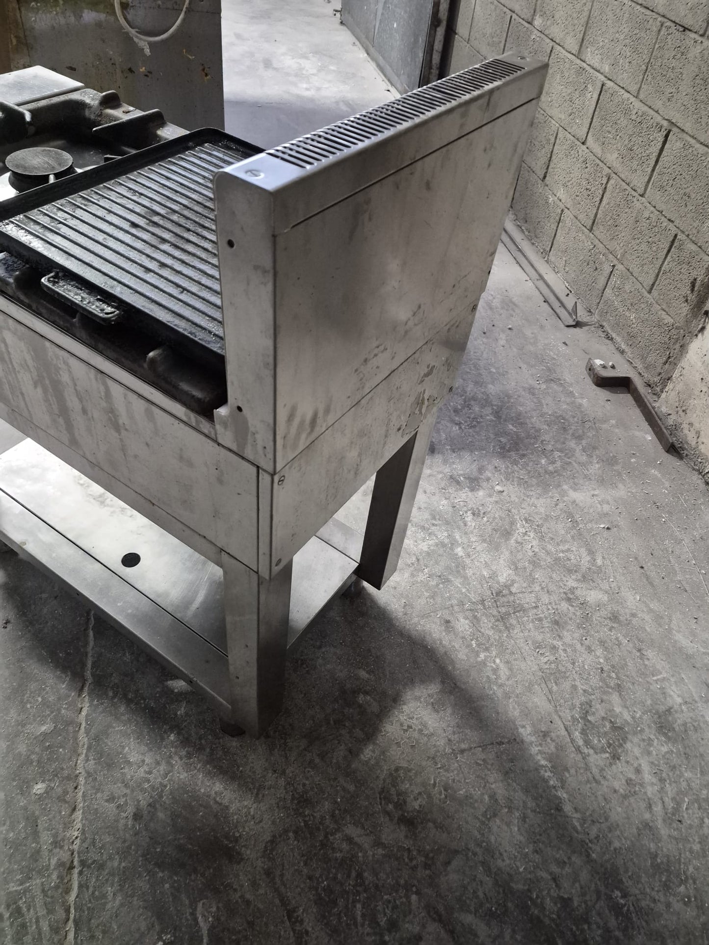 Cucina a Gas a Due Fuochi con Griglia Professionale Usata