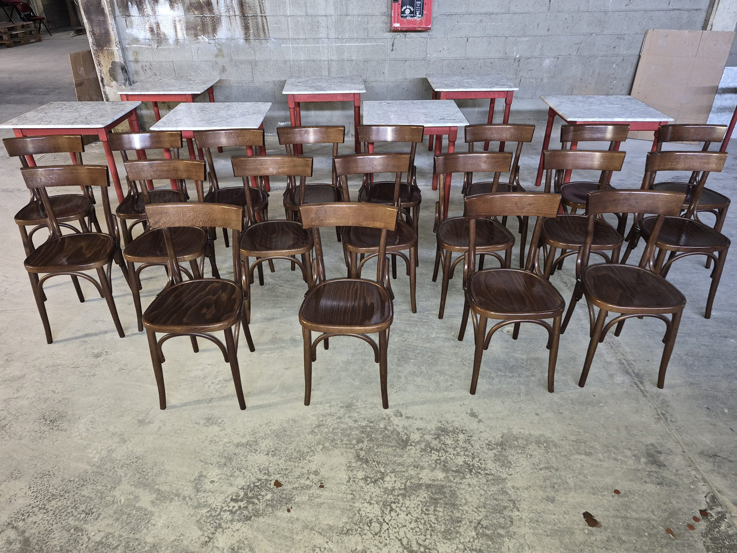 Stock Ristorante 7 Tavoli con piano in marmo e 19 sedie usate