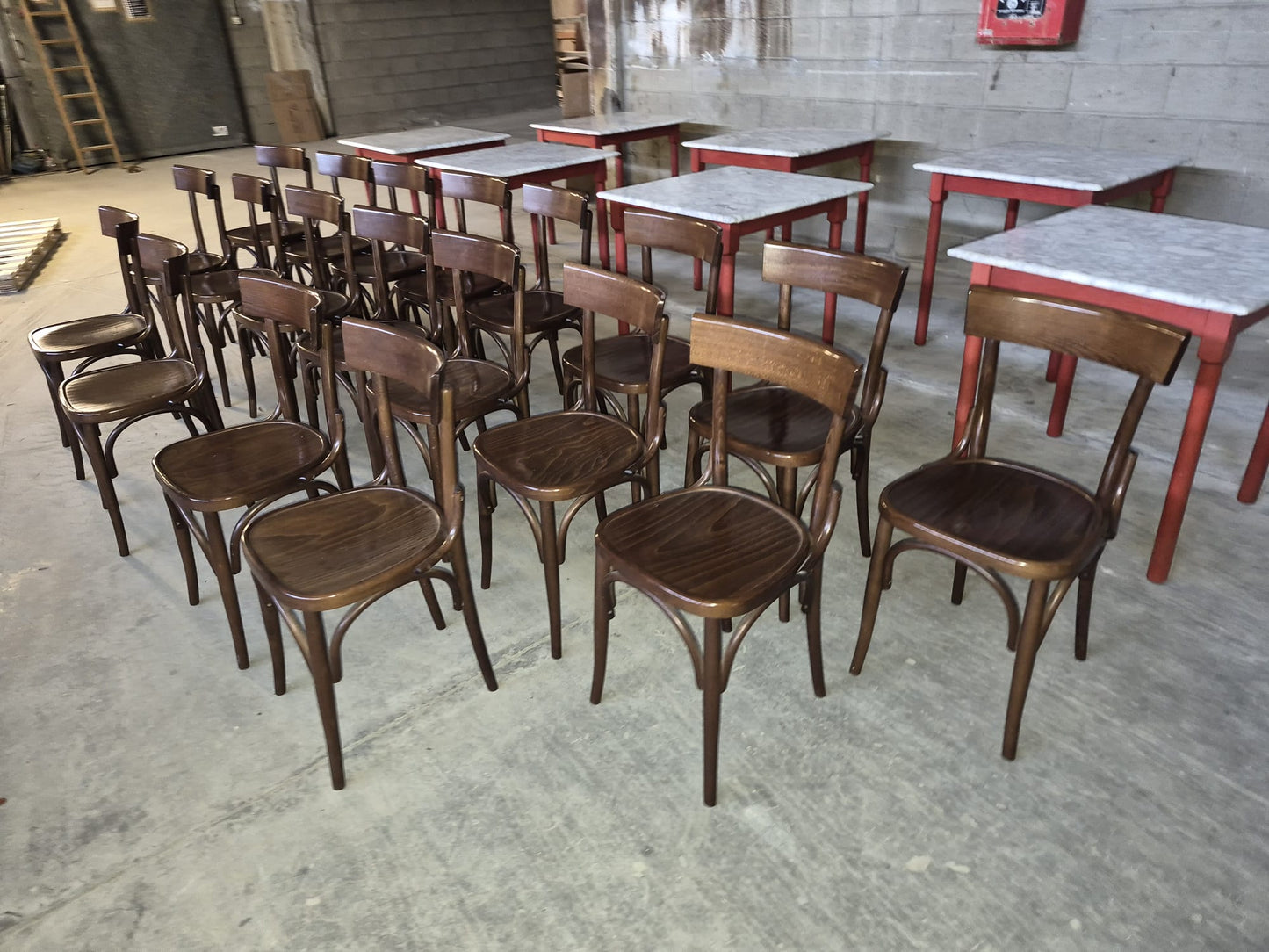 Stock Ristorante 7 Tavoli con piano in marmo e 19 sedie usate