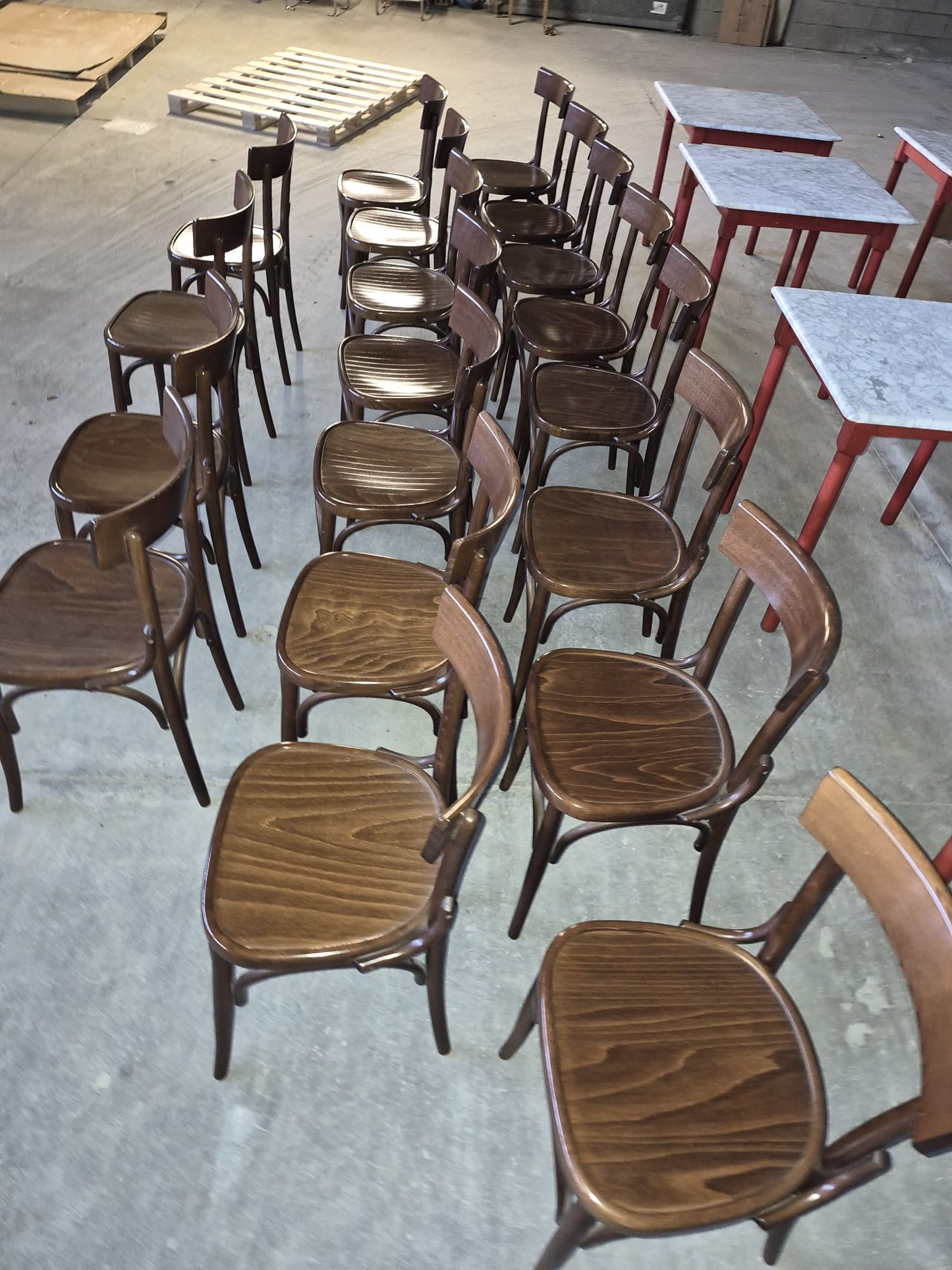 Stock Ristorante 7 Tavoli con piano in marmo e 19 sedie usate