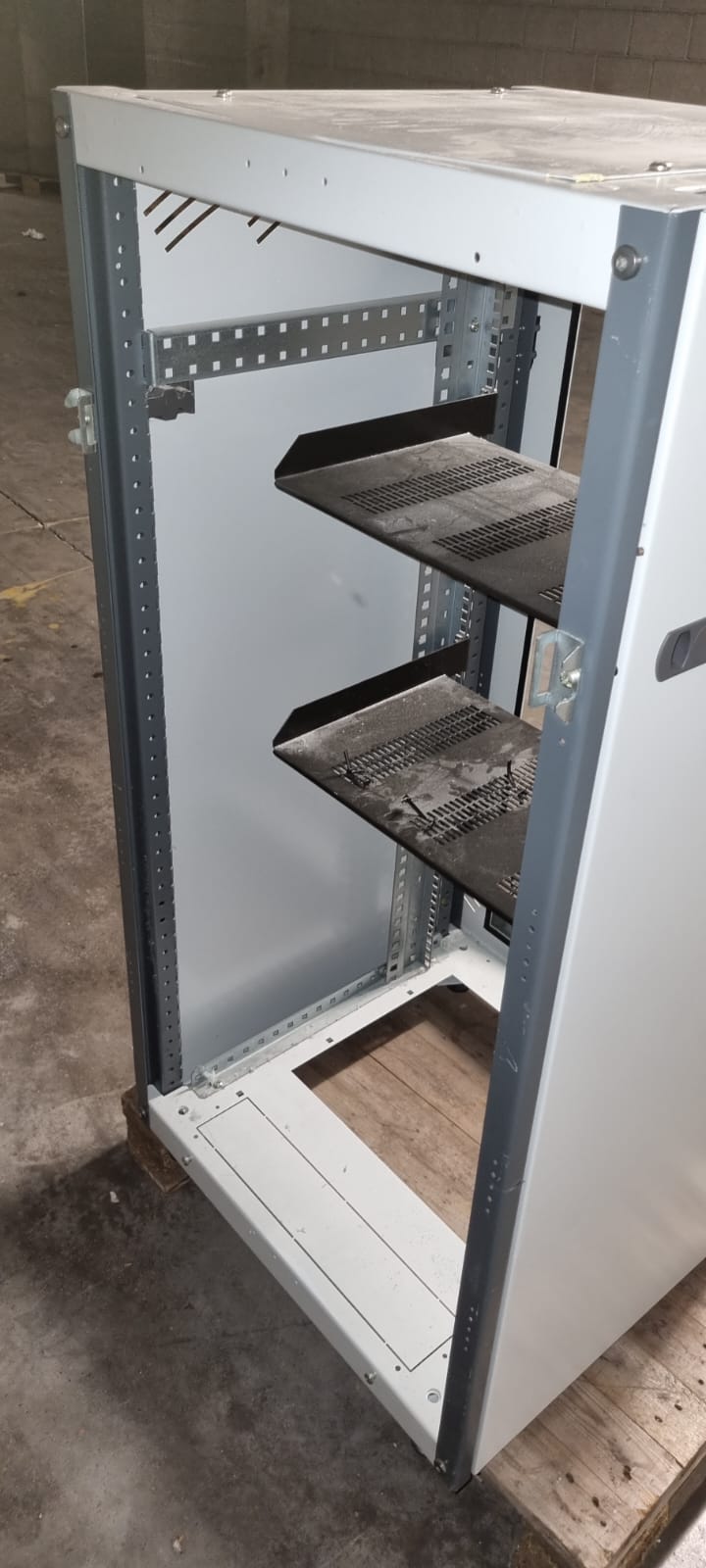 Mobile Rack marca Schneider Elettric Usato Manca Copertura Posteriore e la Chiave